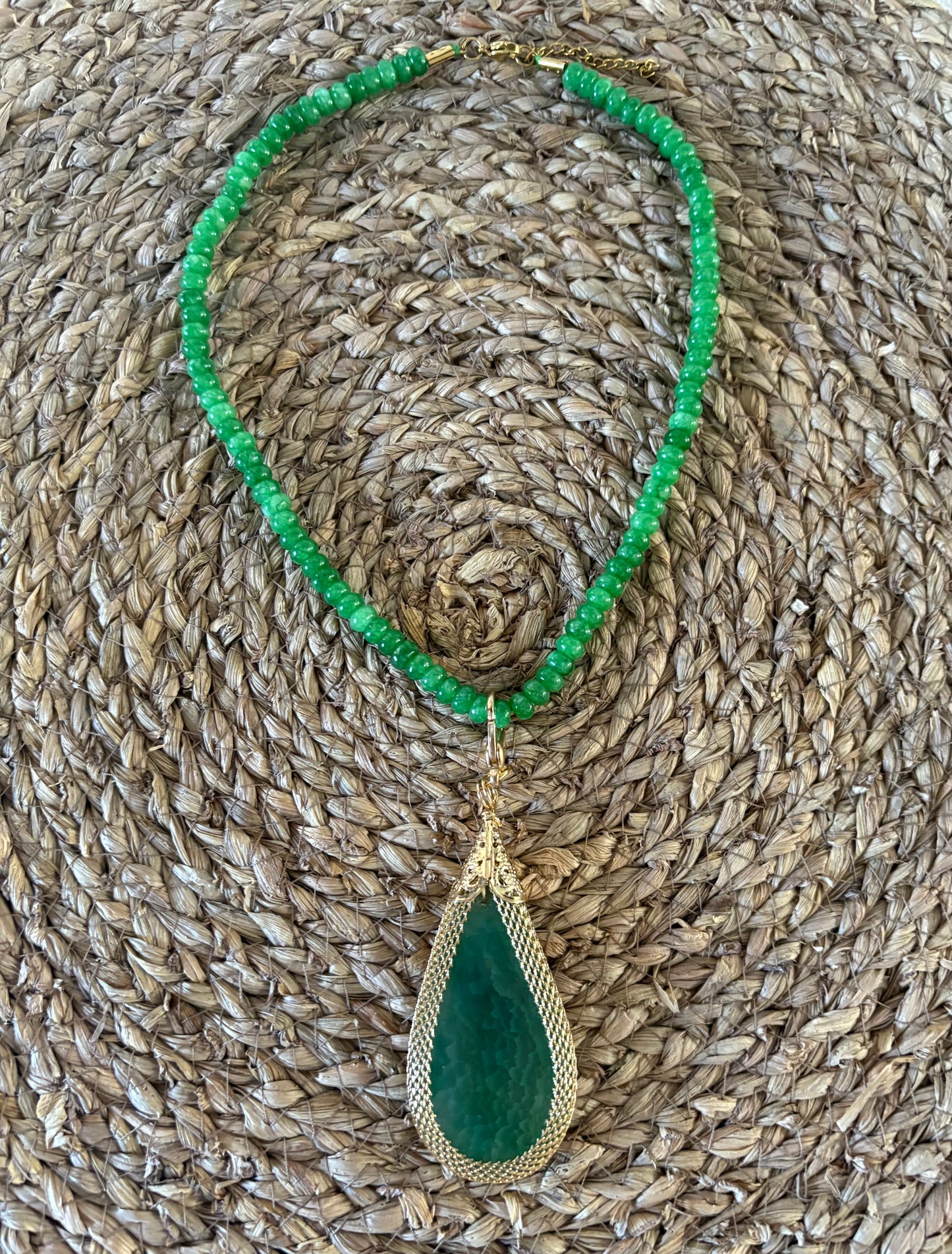 Colgante lágrima con malla dorada · By Keka