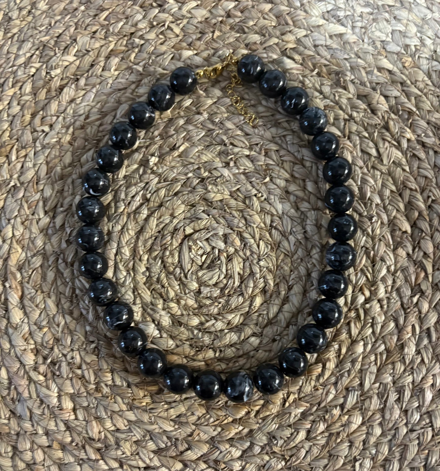 Collar de Cuentas Redondas Negro Jaspeado con Acabado Brillante