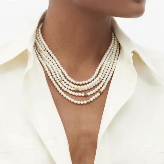 Collar Multicapa de Perlas con Detalles Dorados