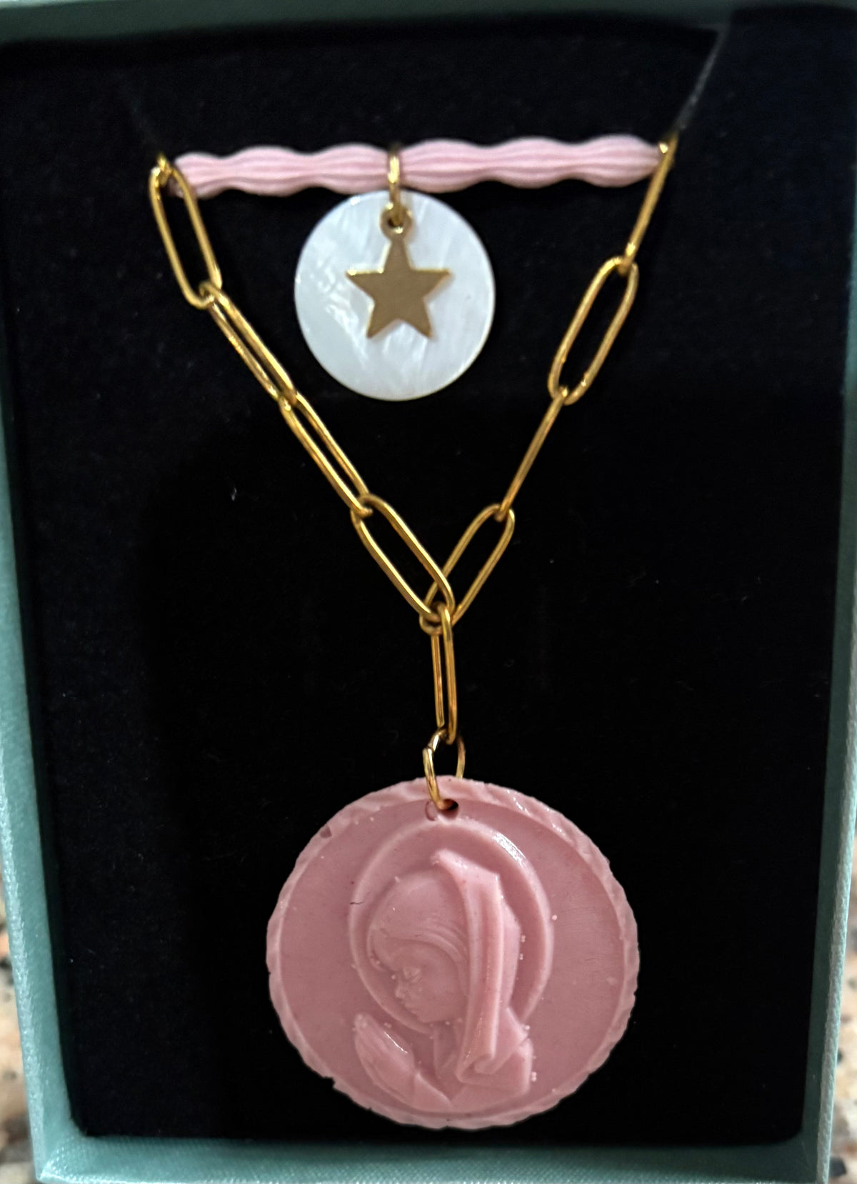 Collar Virgen Niña — Cadena Dorada y Medalla Ligera (Celeste, Rosa, Malva y Nude)