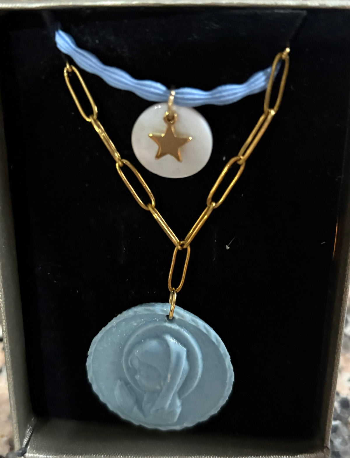 Collar Virgen Niña — Cadena Dorada y Medalla Ligera (Celeste, Rosa, Malva y Nude)