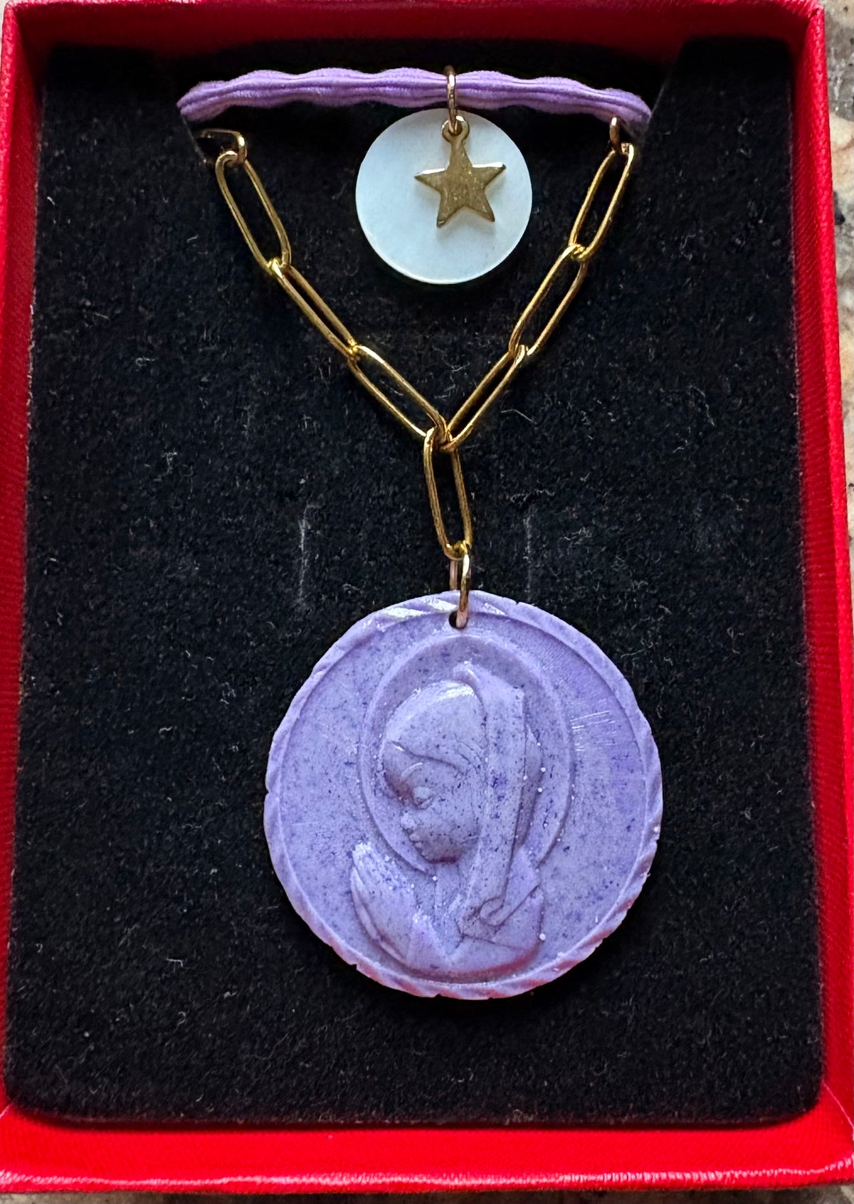 Collar Virgen Niña — Cadena Dorada y Medalla Ligera (Celeste, Rosa, Malva y Nude)