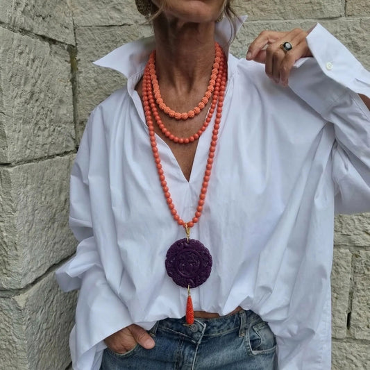 Colgante Medallón Tallado en Púrpura y Coral Rojo - Diseño Exclusivo Keka Durán