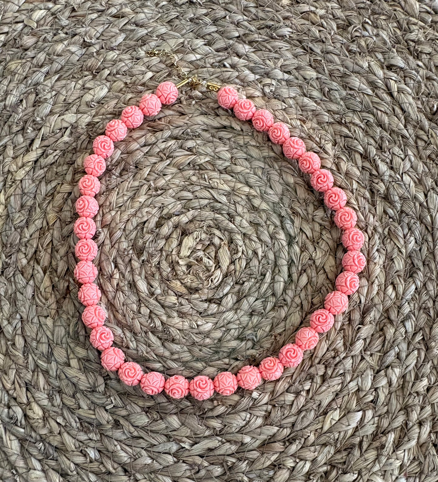 Collar de Cuentas Talladas en Tono Coral Salmón | Diseño Floral en Relieve