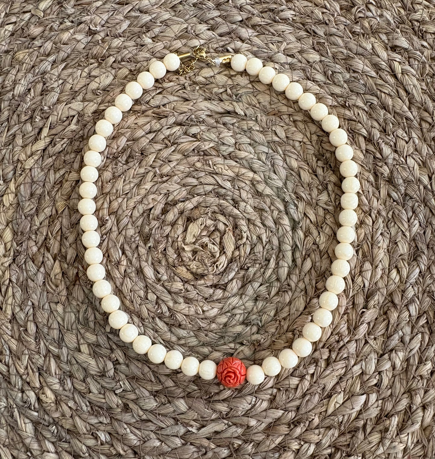 Gargantilla de Piedra Crema con Cuenta Central de Coral Tallado