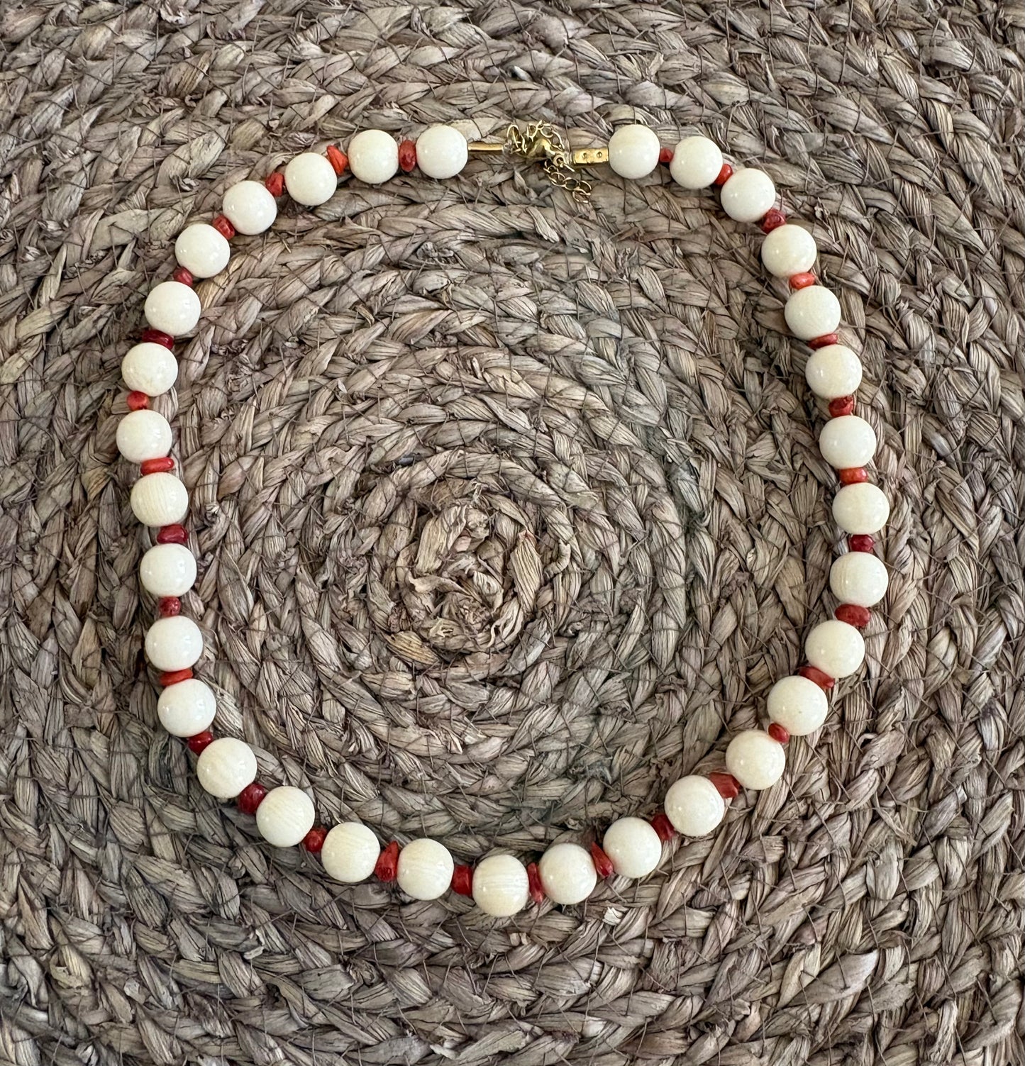 Gargantilla de Cuentas Marfil con Separadores en Rojo Coral | Estilo Retro Chic