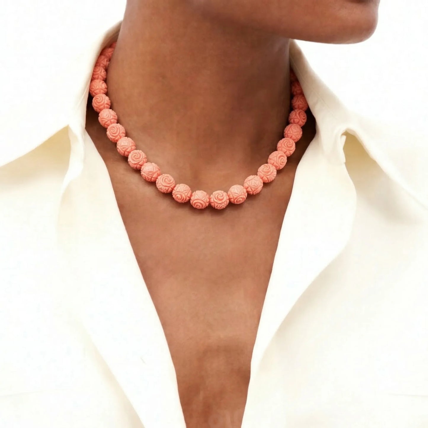 Collar de Cuentas Talladas en Tono Coral Salmón | Diseño Floral en Relieve