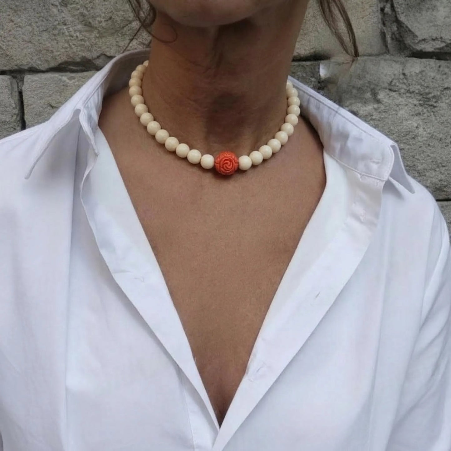 Gargantilla de Piedra Crema con Cuenta Central de Coral Tallado