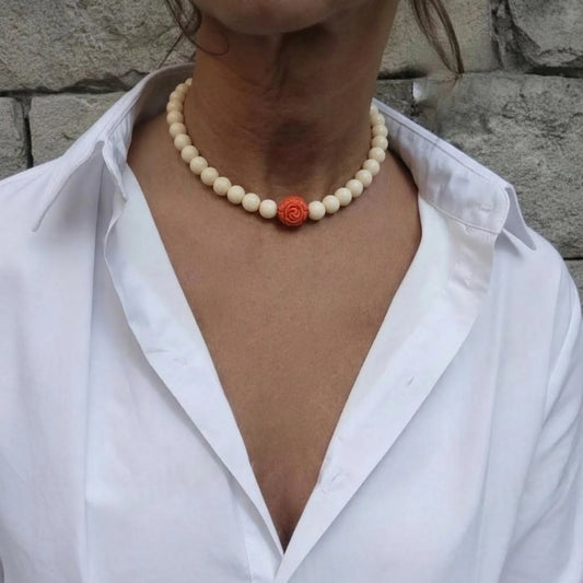 Gargantilla de Piedra Crema con Cuenta Central de Coral Tallado