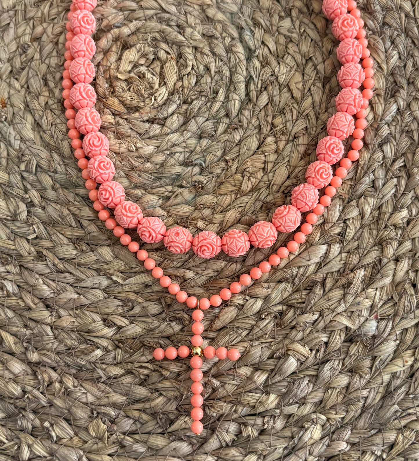Collar de Cuentas Talladas en Tono Coral Salmón | Diseño Floral en Relieve