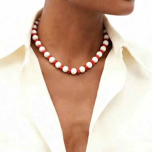 Gargantilla de Cuentas Marfil con Separadores en Rojo Coral | Estilo Retro Chic