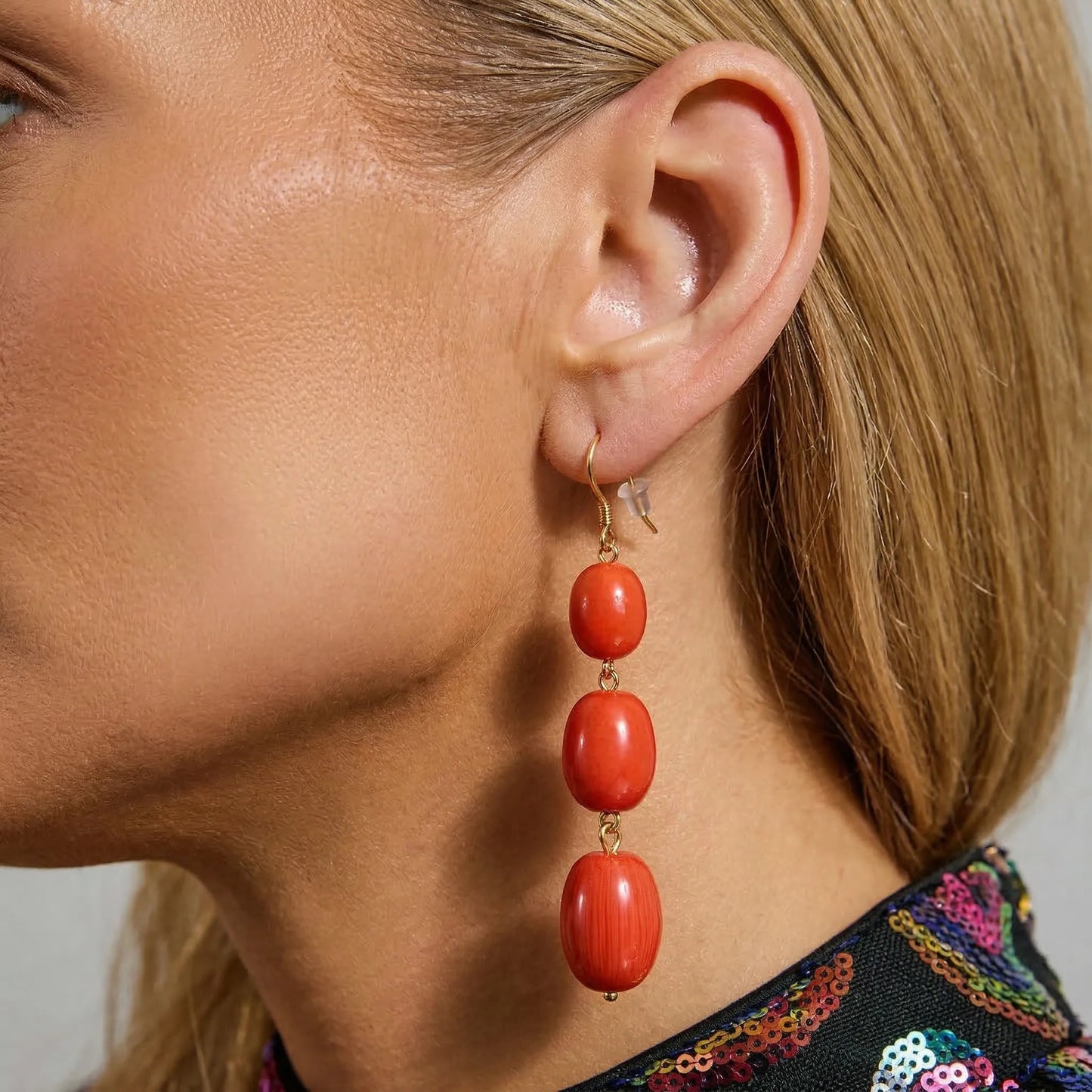 Pendientes Largos Triple Cuenta Coral y Oro - Colección Gala