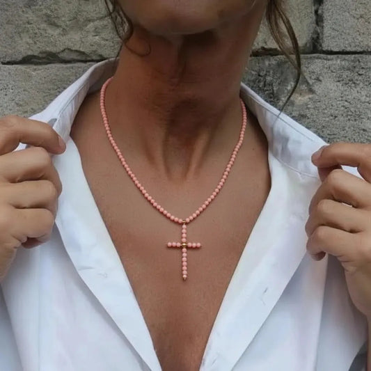 Collar de Cuentas Color Coral con Colgante de Cruz Artesanal | Estilo Boho Religioso