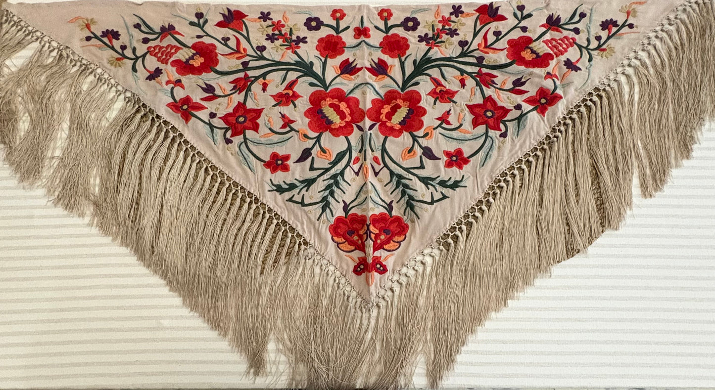 Mantoncillo de Flamenca Beige Bordado con Flecos Hechos a Mano en Cantillana