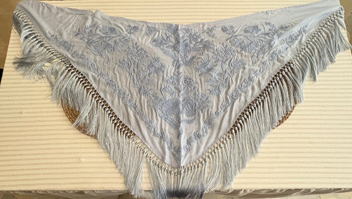 Mantoncillo de Flamenca Azul Grisáceo con Bordado Monocromático y Flecos de Cantillana