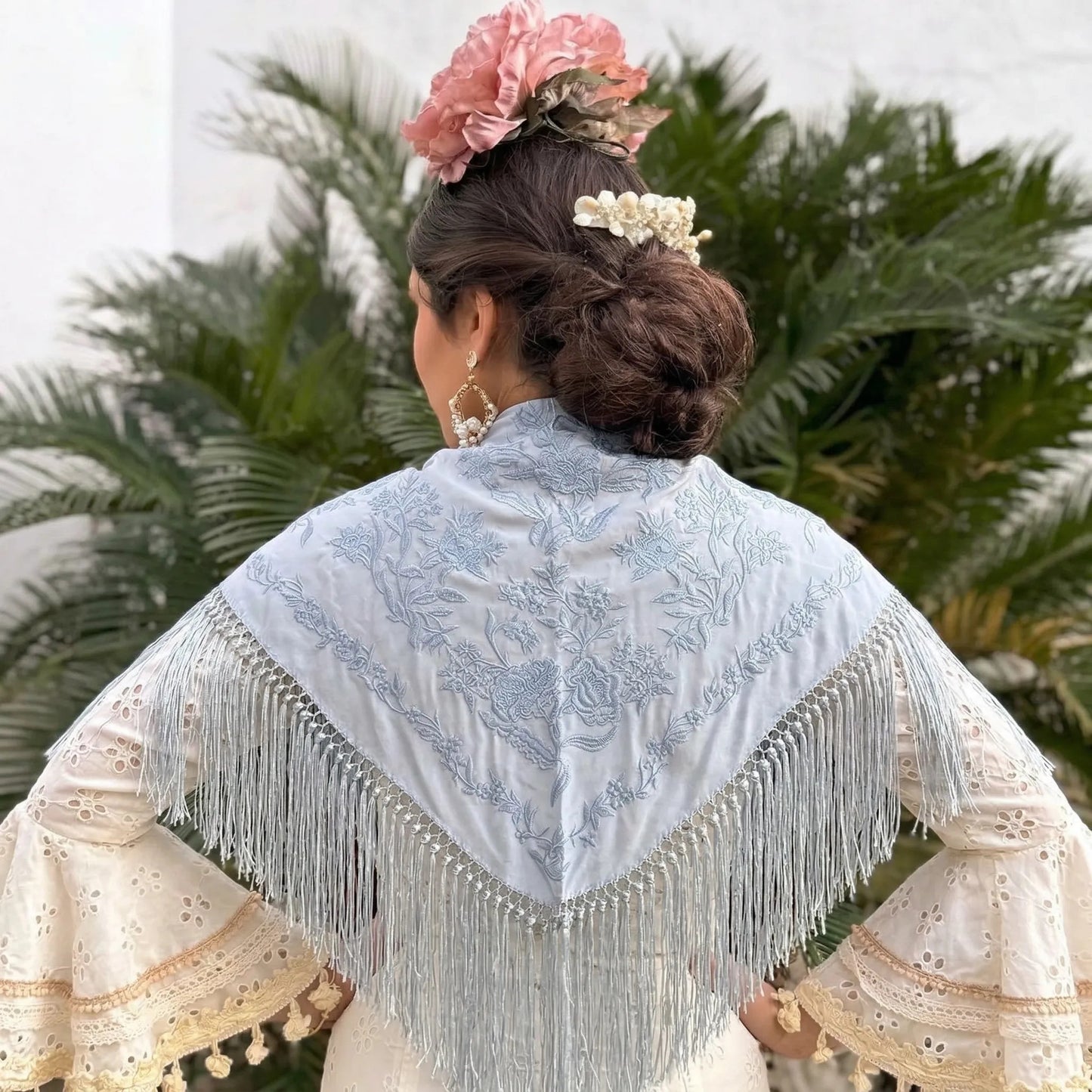 Mantoncillo de Flamenca Azul Grisáceo con Bordado Monocromático y Flecos de Cantillana