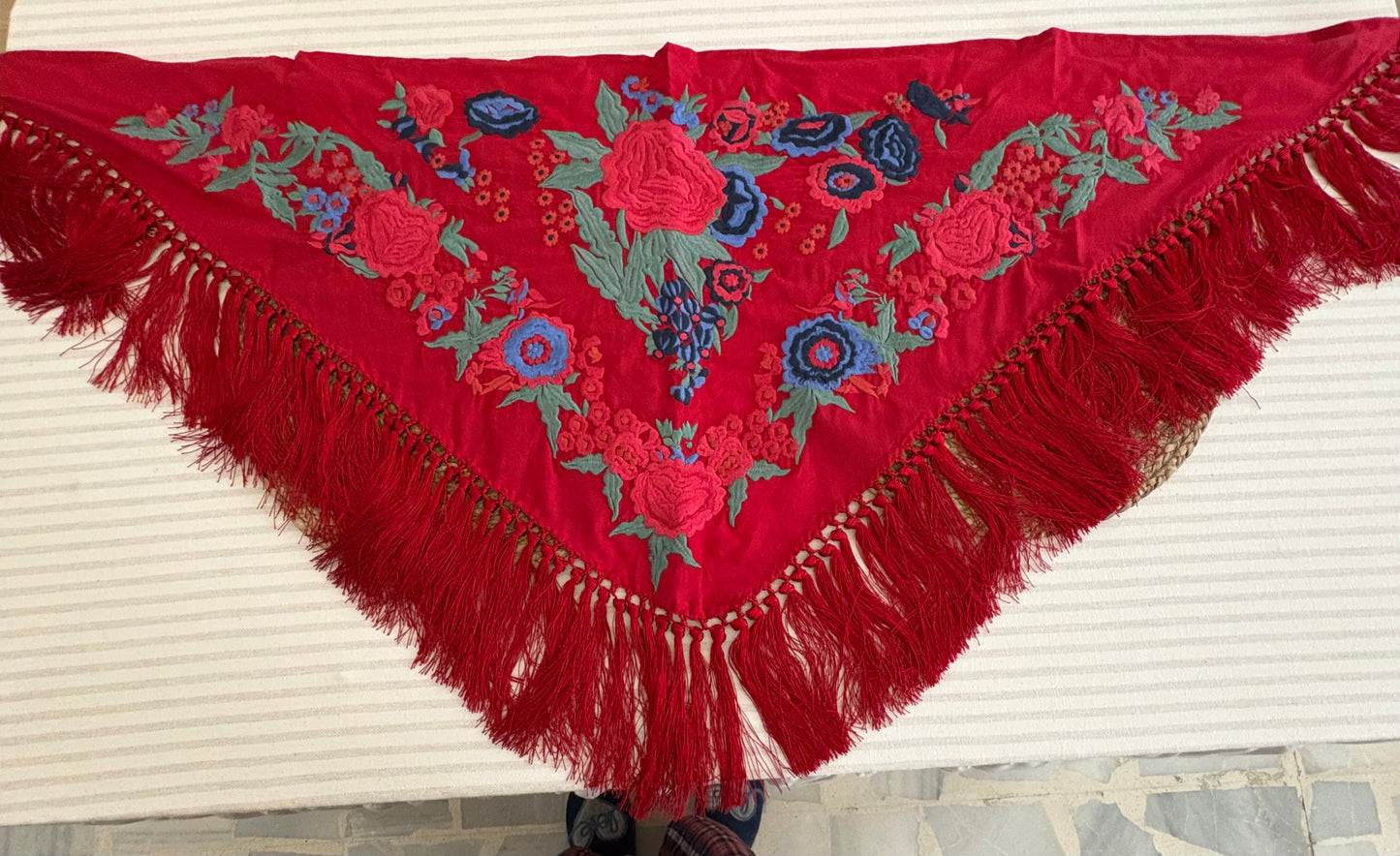 Mantón de Flamenca Rojo con Bordados Florales y Enrejado de Cantillana