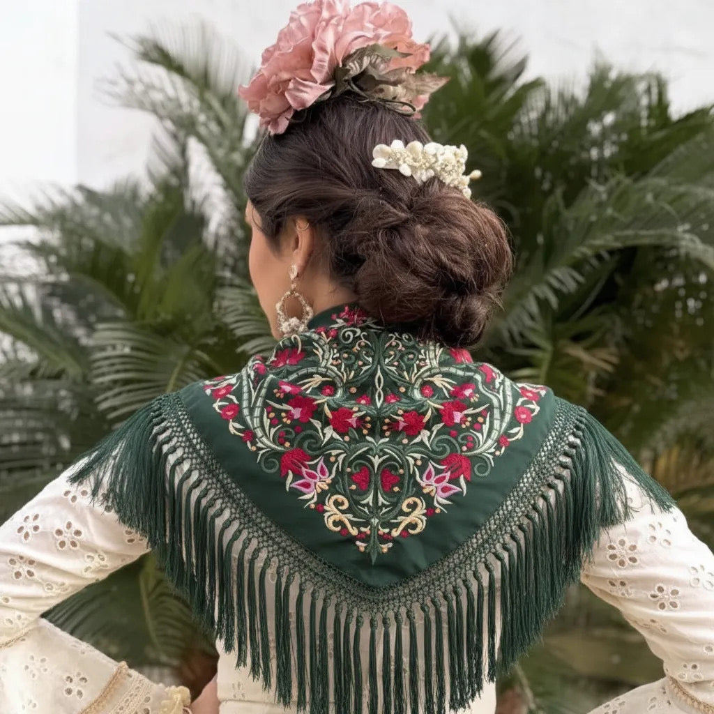 Mantoncillo de Flamenca Verde Botella Bordado con Flecos Hechos a Mano en Cantillana