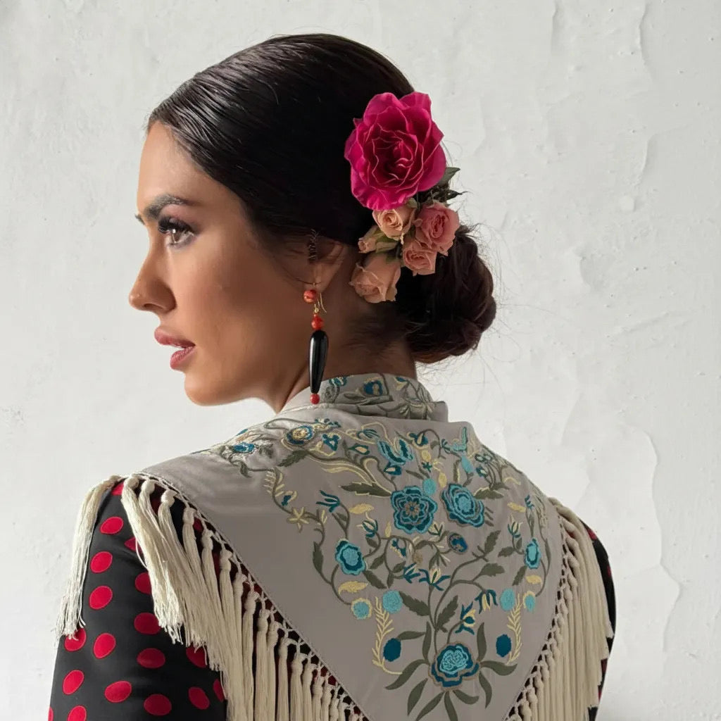 Mantoncillo de Flamenca Beige con Bordado Floral Turquesa y Flecos de Cantillana