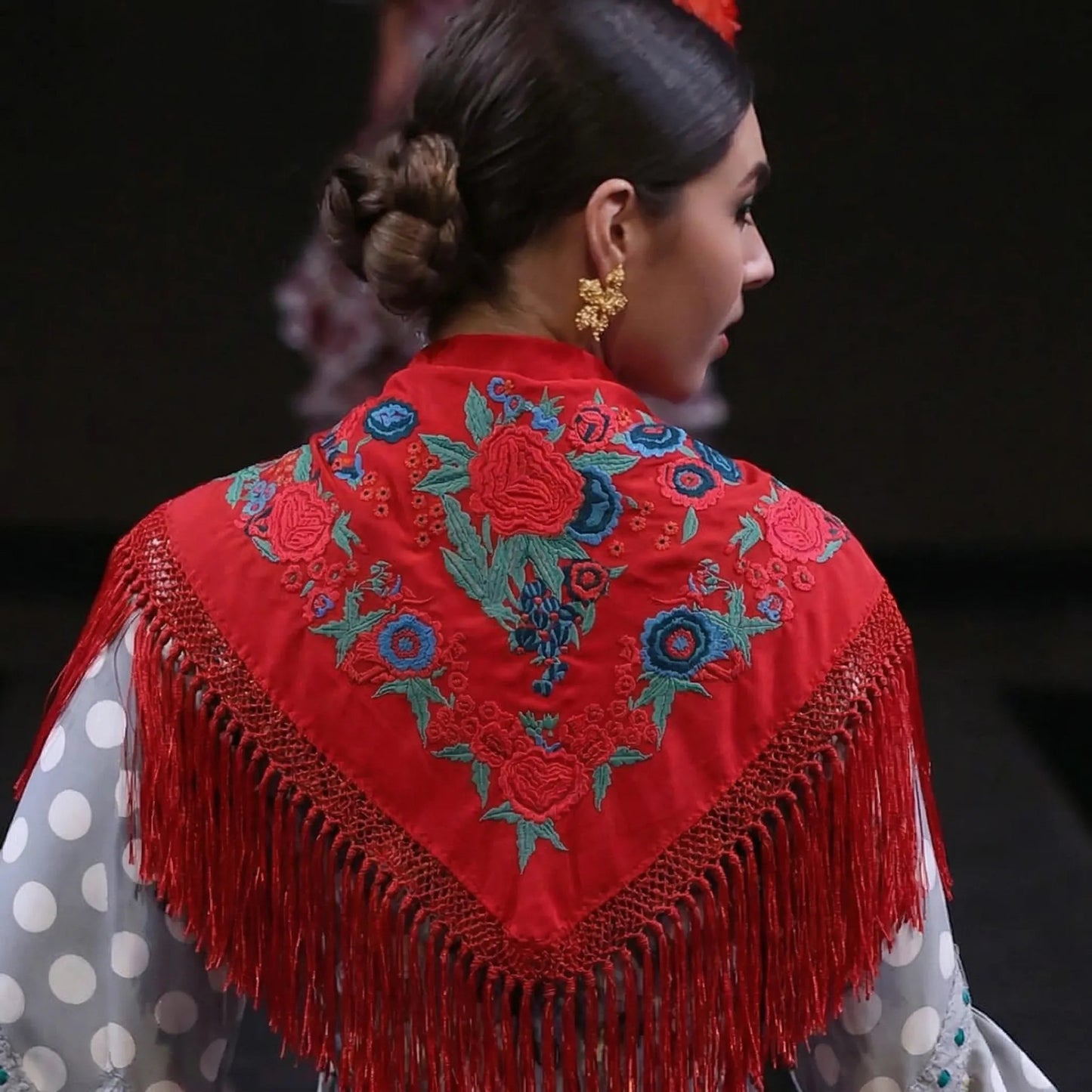 Mantón de Flamenca Rojo con Bordados Florales y Enrejado de Cantillana