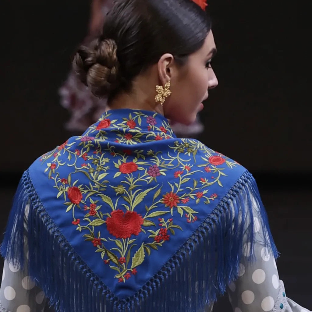 Mantón de Flamenca Azul Eléctrico con Bordado de Rosas Rojas y Flecos de Cantillana