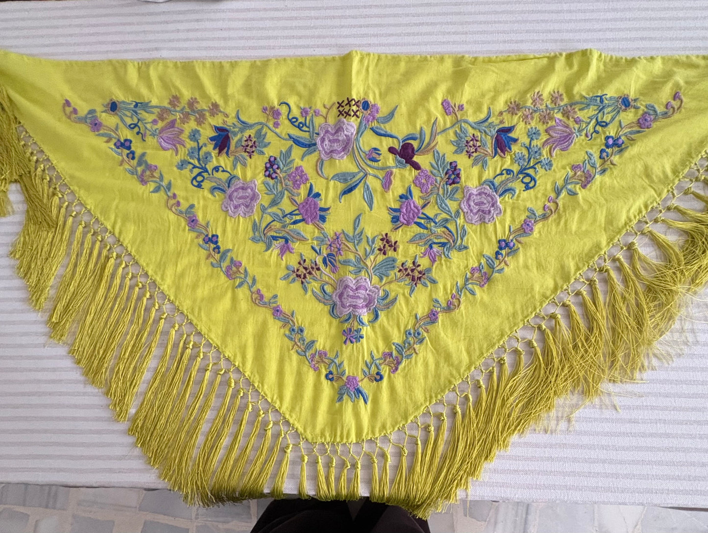 Mantón de Flamenca Amarillo Lima con Bordados Malva - Artesanía de Cantillana