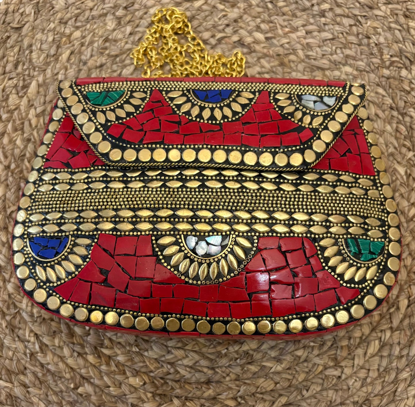 Bolso clutch mosaico rojo con detalles dorados