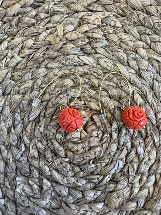 Pendientes Vintage de Cuentas Talladas con Gancho Alargado en Dos Tonos de Coral