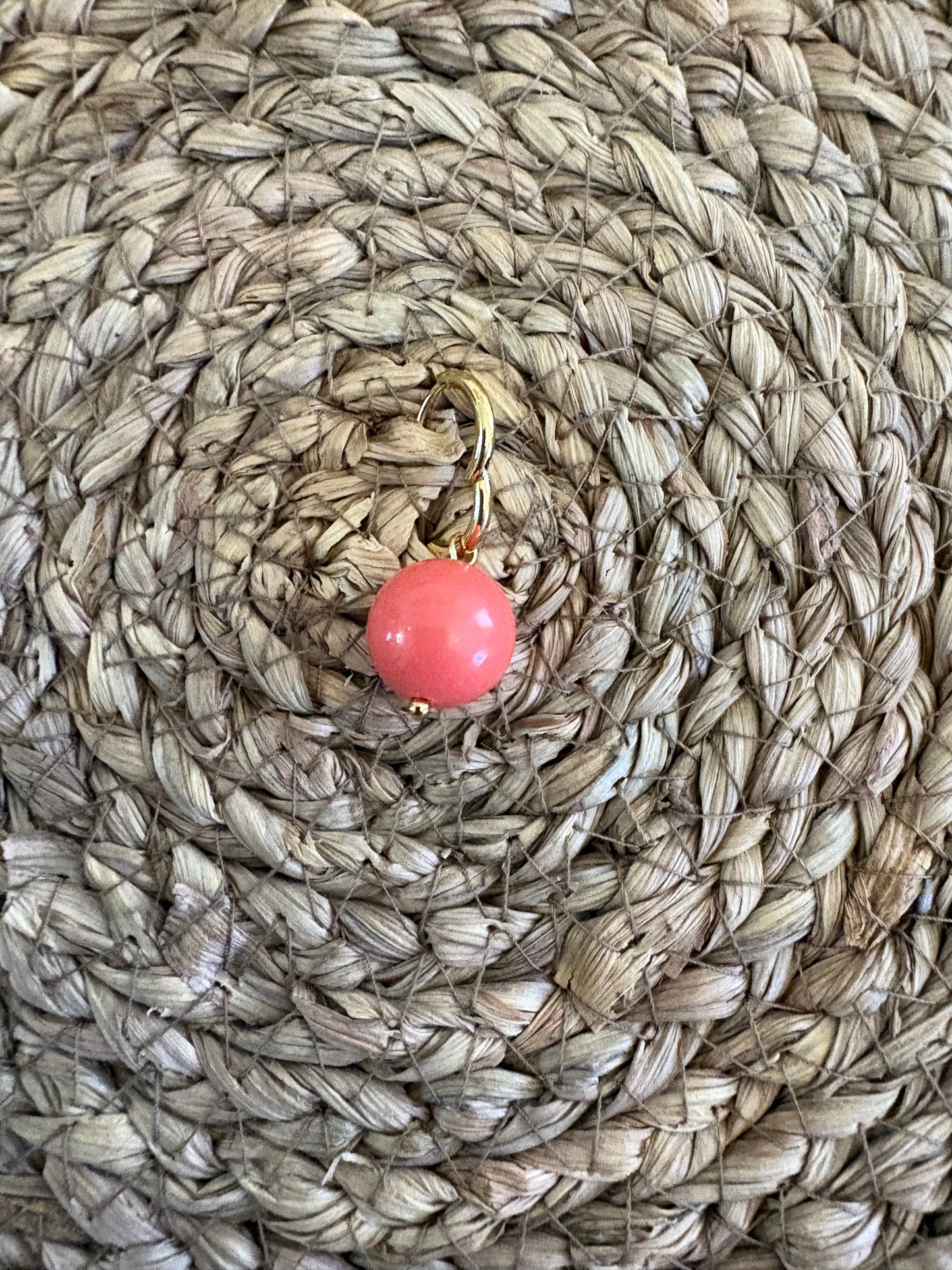 Pendiente de acero con cuenta pequeña de coral – diseño delicado