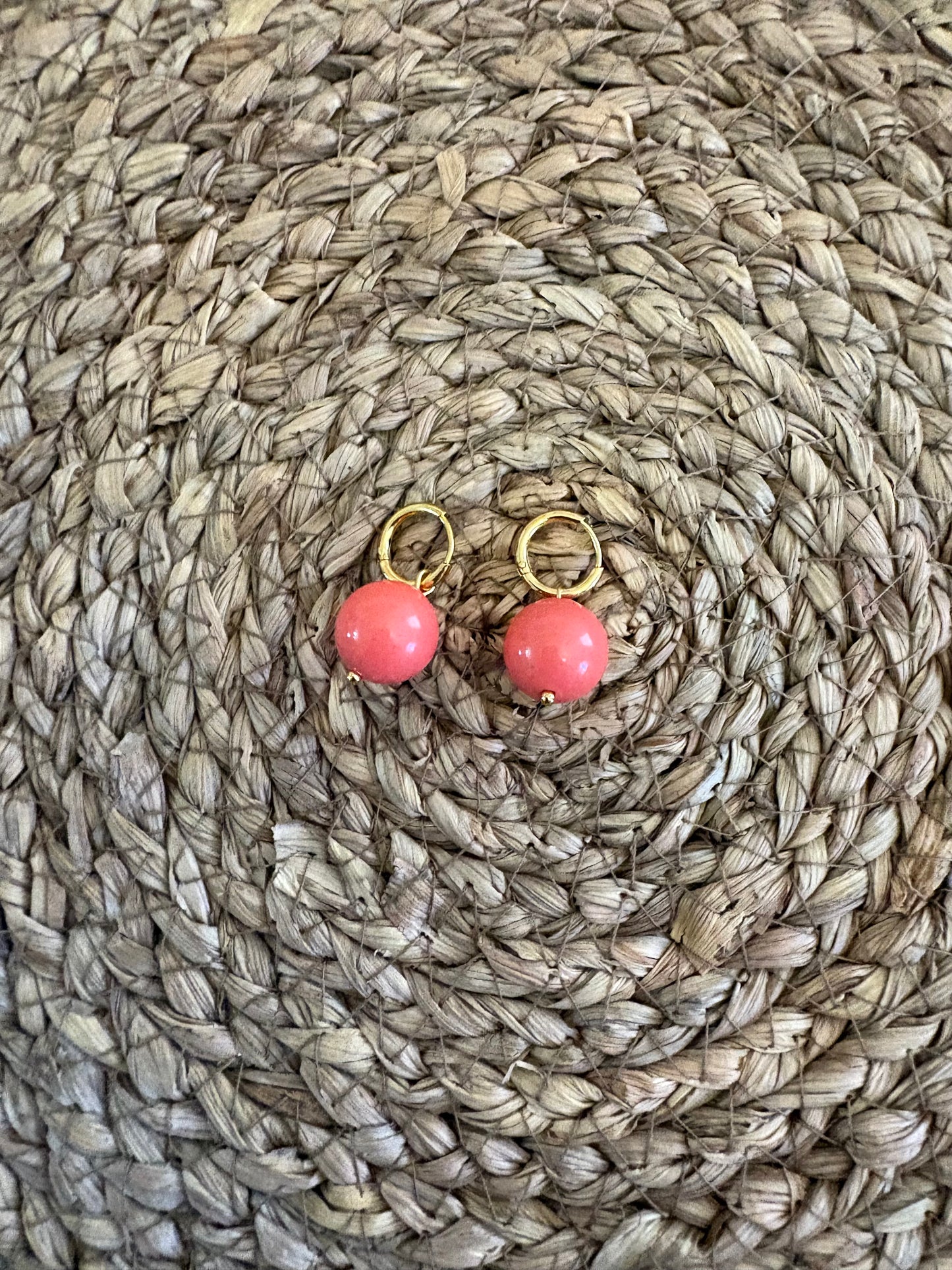 Pendiente de acero con cuenta pequeña de coral – diseño delicado