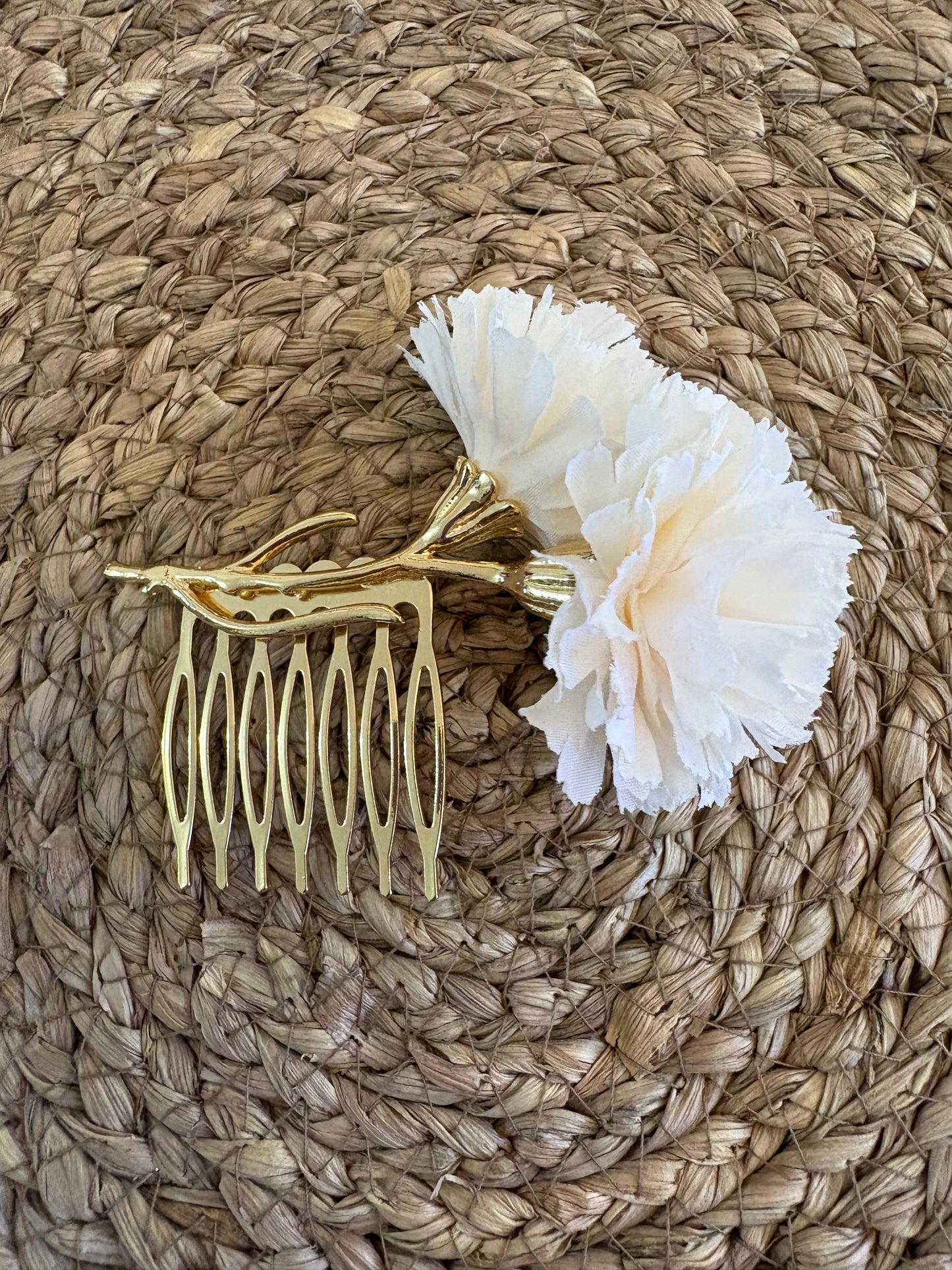 Peineta Floral "Gala" – Claveles en Relieve con Acabado Dorado