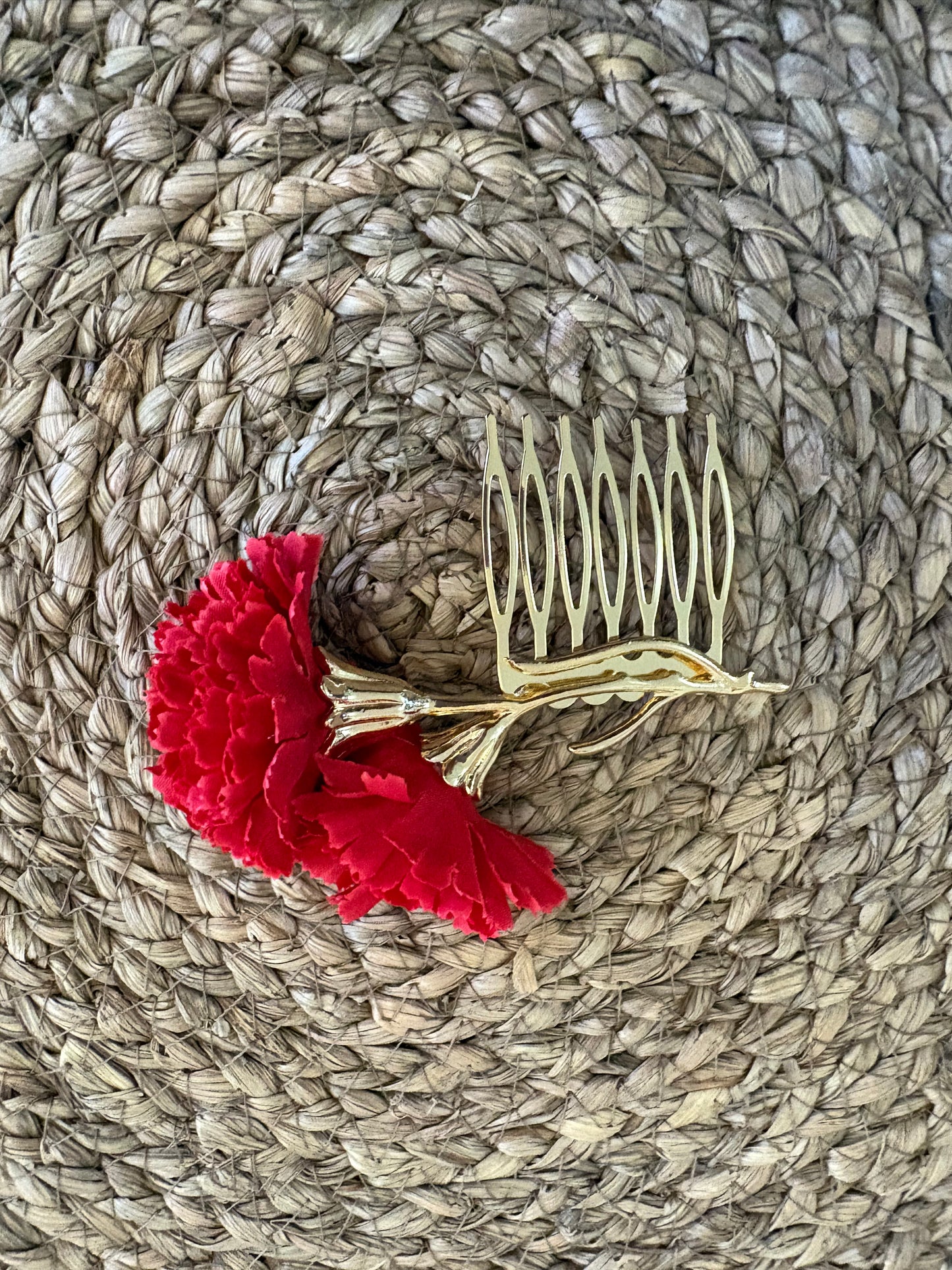 Peineta Floral "Gala" – Claveles en Relieve con Acabado Dorado