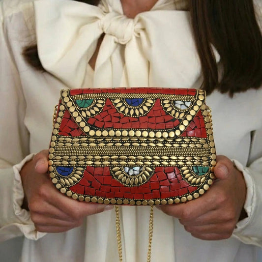Bolso clutch mosaico rojo con detalles dorados