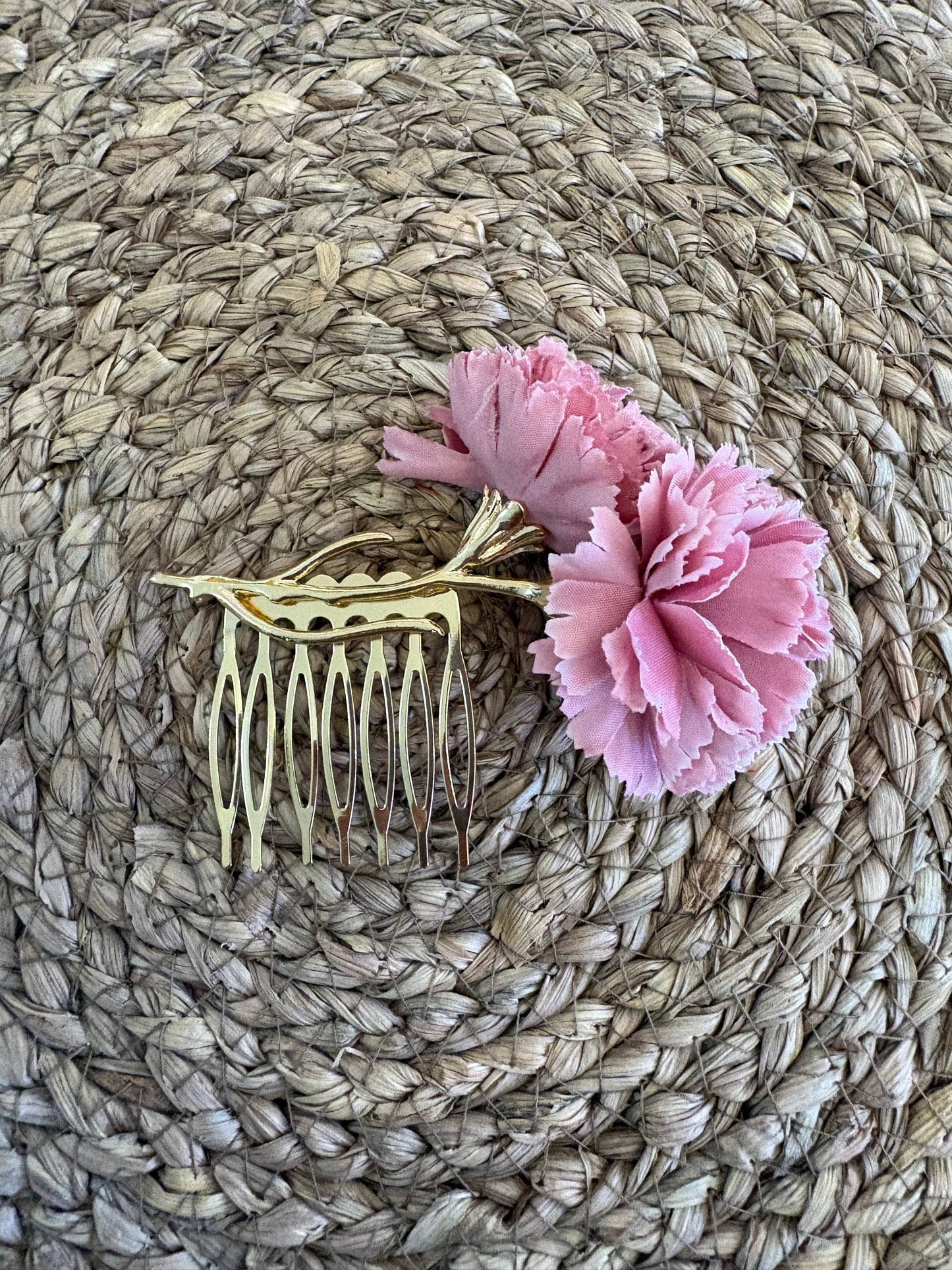Peineta Floral "Gala" – Claveles en Relieve con Acabado Dorado