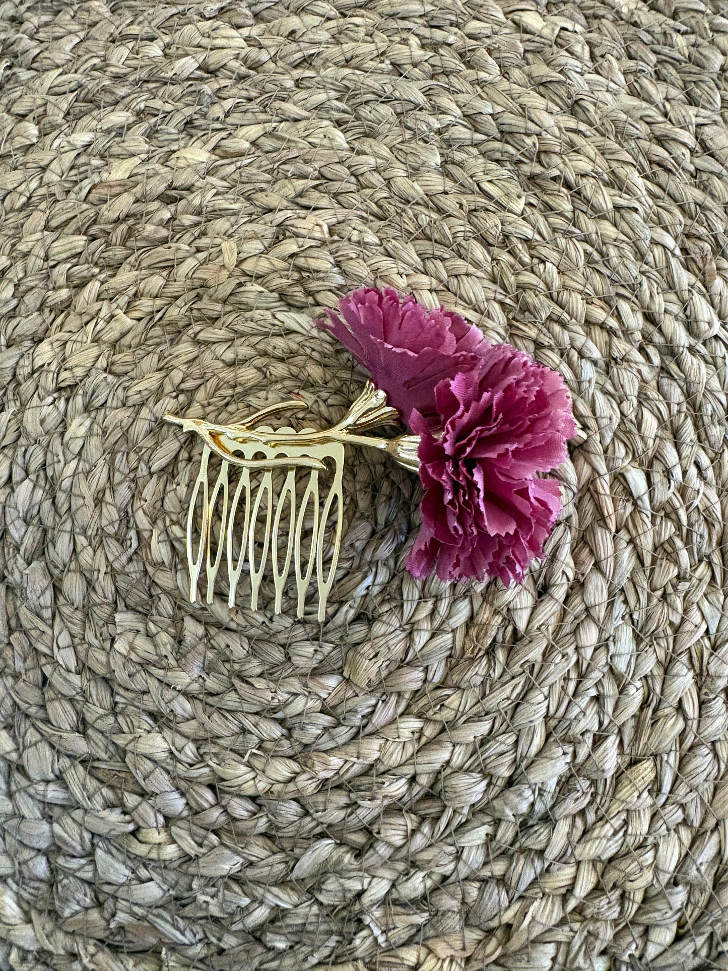 Peineta Floral "Gala" – Claveles en Relieve con Acabado Dorado