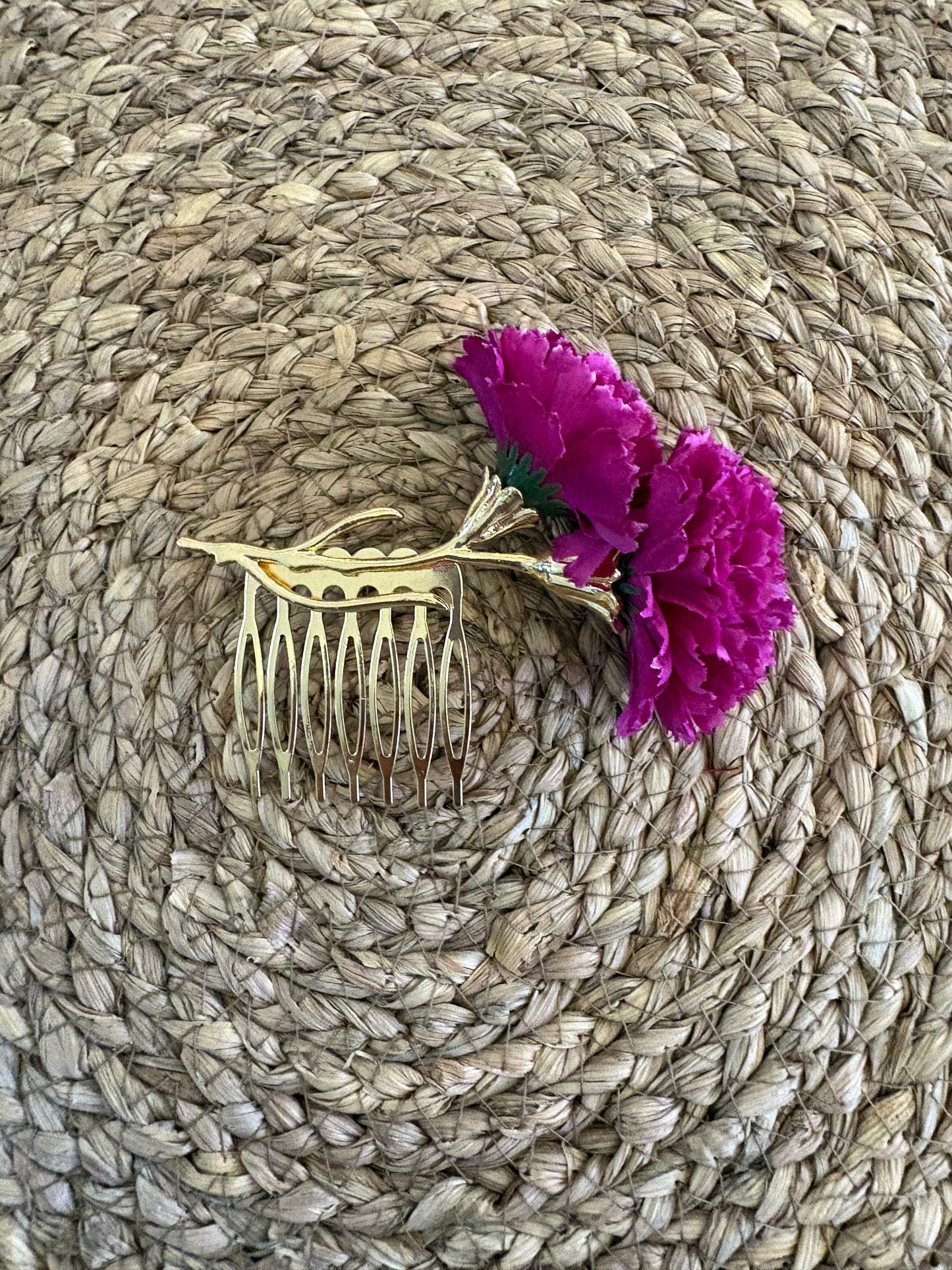 Peineta Floral "Gala" – Claveles en Relieve con Acabado Dorado
