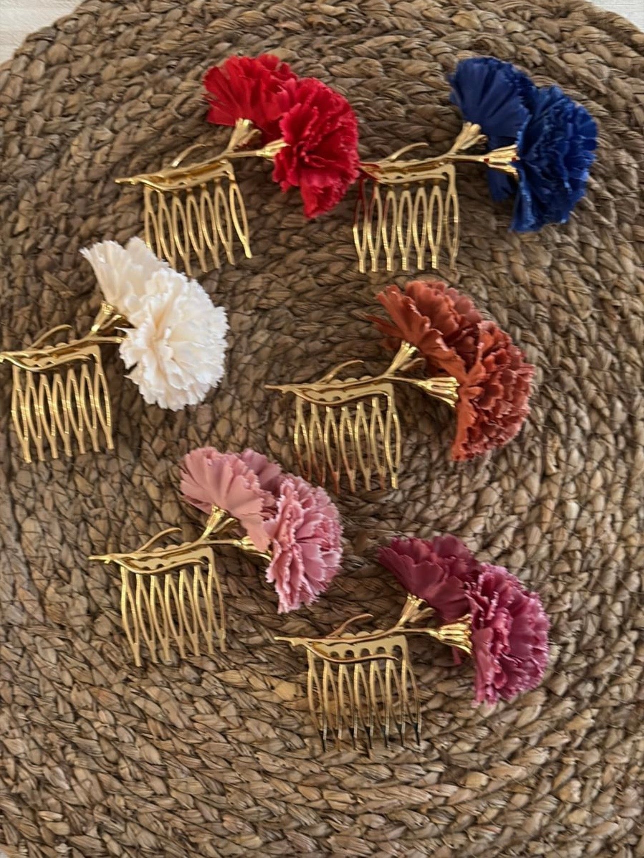 Peineta Floral "Gala" – Claveles en Relieve con Acabado Dorado