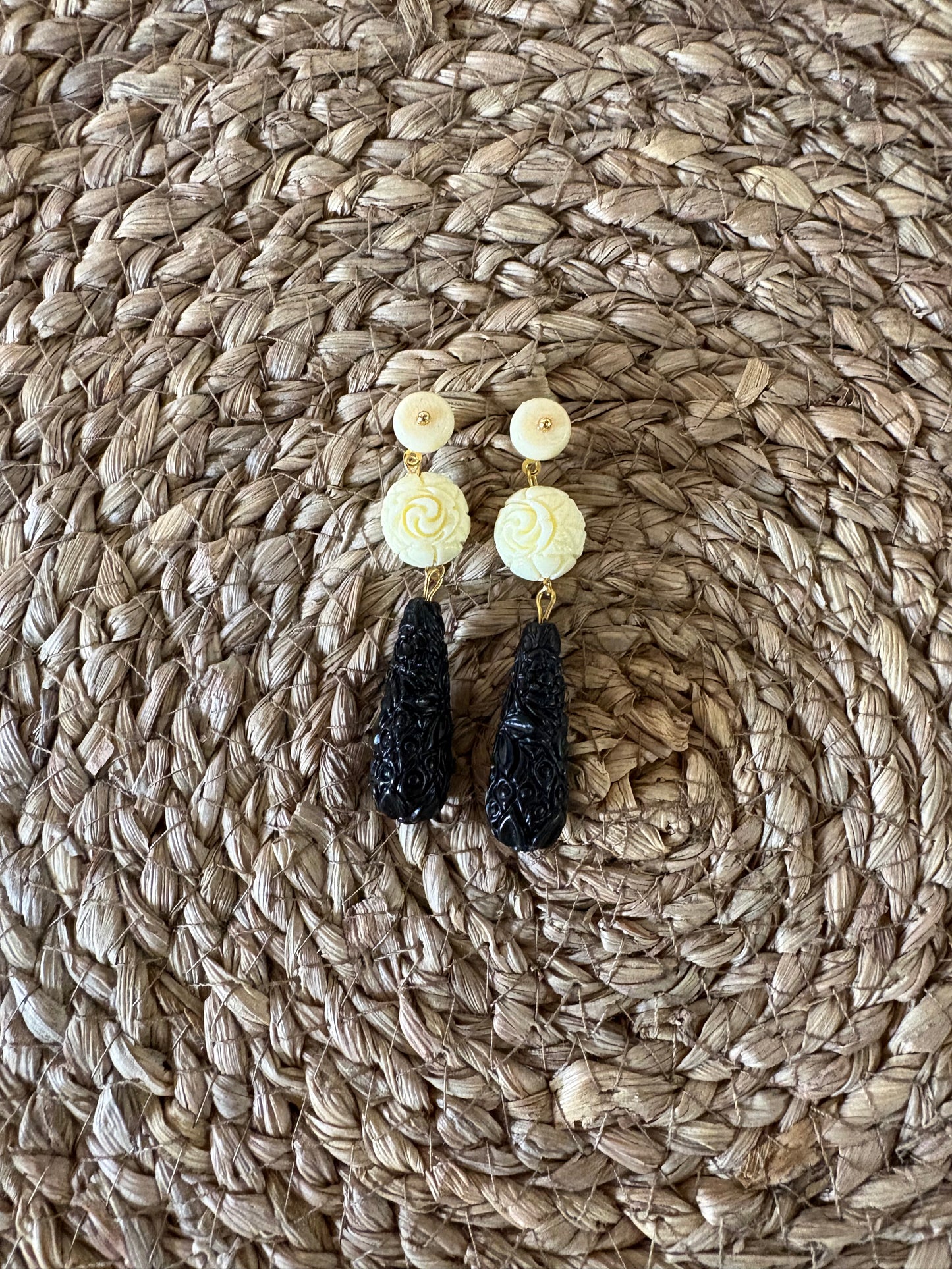 Pendientes Vintage de Marfil y Azabache Tallado de Tres Elementos