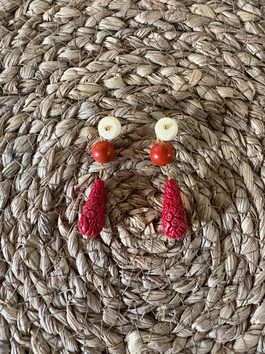 Pendientes Vintage de Marfil, Coral y Lágrima Roja Tallada