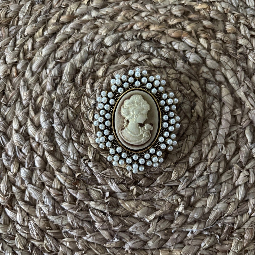 Broche camafeo clásico con perlas