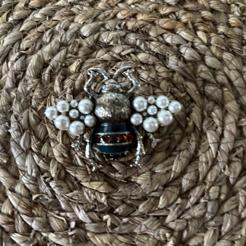 Broche abeja con perlas decorativas