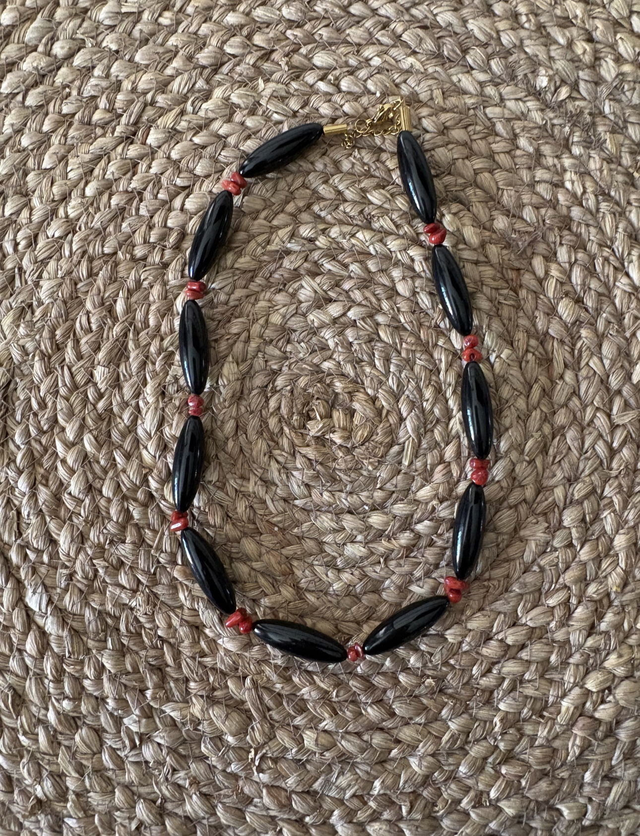 Collar Gargantilla "Aura" – Cuentas Ovaladas Negras y Detalles en Coral