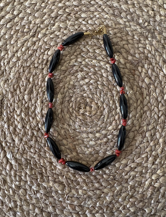 Collar Gargantilla "Aura" – Cuentas Ovaladas Negras y Detalles en Coral