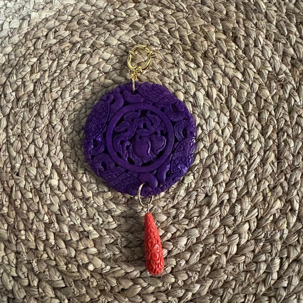 Colgante Medallón Tallado en Púrpura y Coral Rojo - Diseño Exclusivo Keka Durán