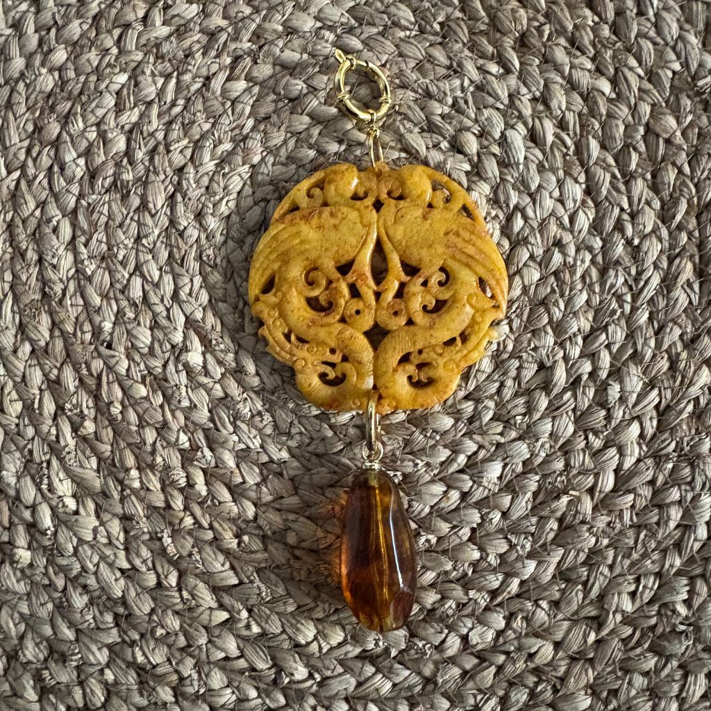Colgante artesanal Keka Durán con pieza tallada y lágrima efecto ámbar