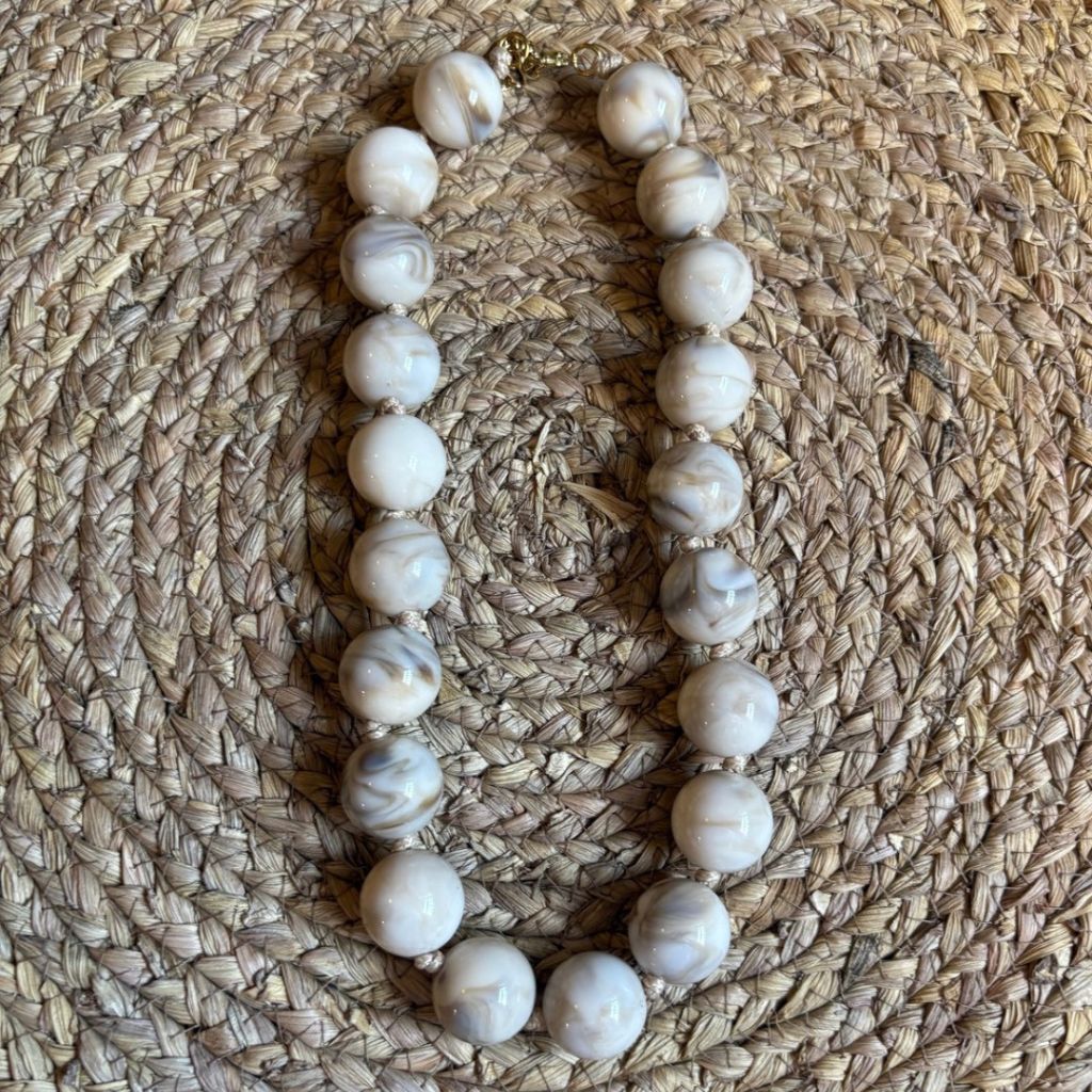 Collar de bolas marmoleadas tono beige,