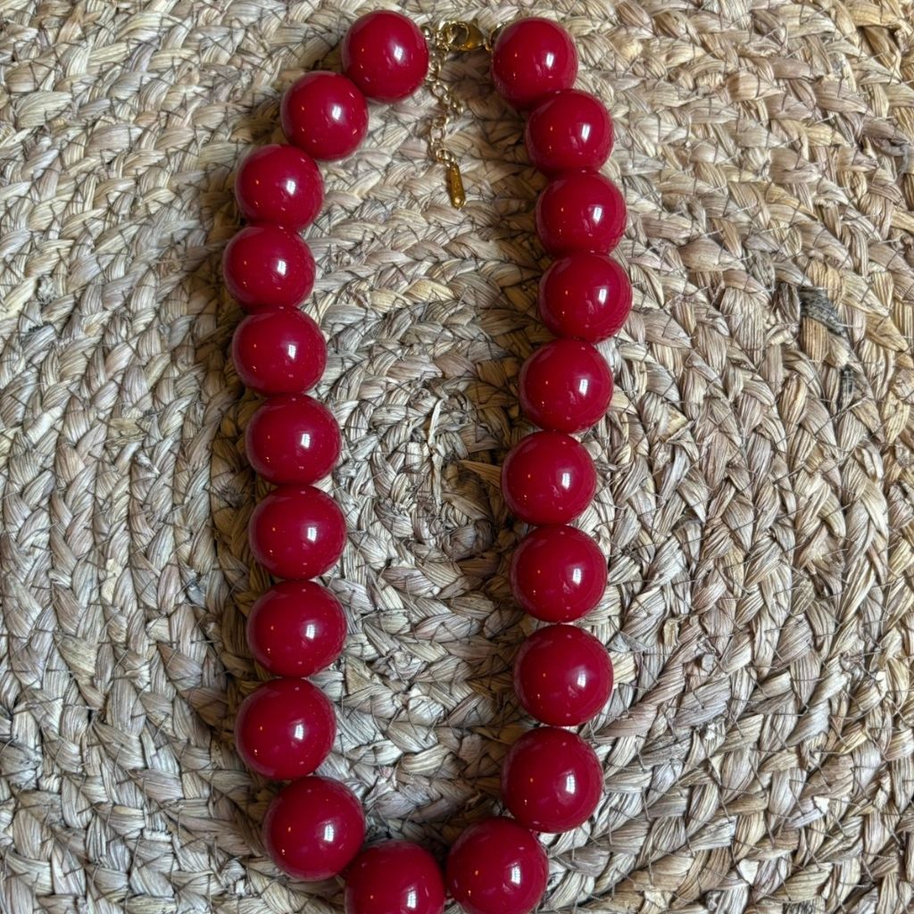 Gargantilla de bolas medianas de resina color burdeos – toque sofisticado