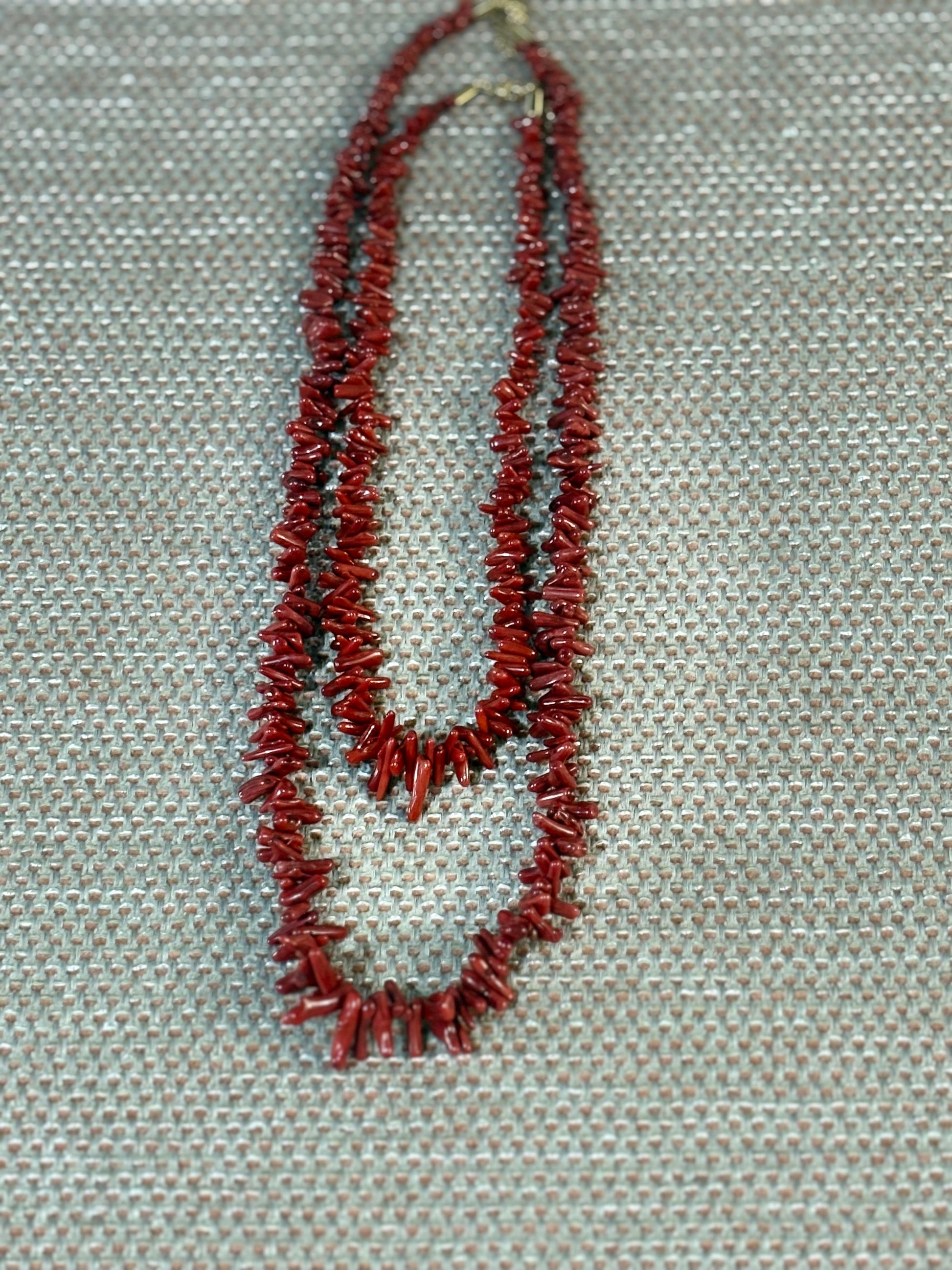 “Collar de coral rojo natural con cuentas irregulares sobre fondo blanco”