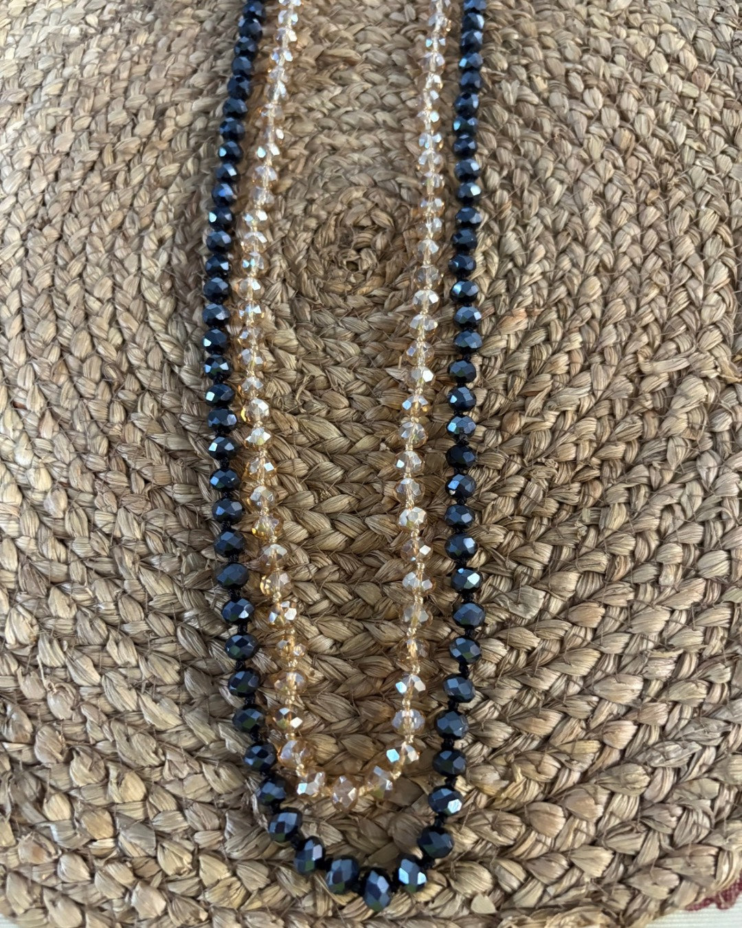 Collar Cadena Larga de Cristal Facetado - Brillo y Versatilidad (Beige y Negro)