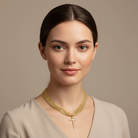 Gargantilla de malla dorada con colgante cruz – elegante y simbólica
